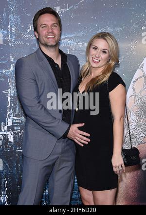 Scott porter et Kelsey Mayfield participant à la première « Jupiter Ascending » à Los Angeles Banque D'Images