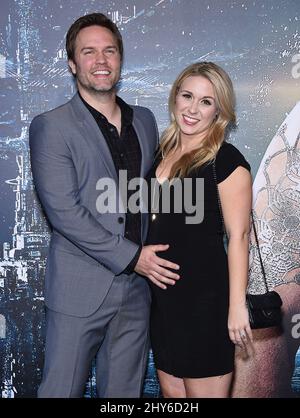 Scott porter et Kelsey Mayfield participant à la première « Jupiter Ascending » à Los Angeles Banque D'Images