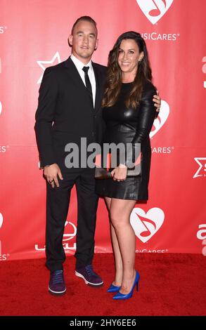 Alanis Morissette et Mario Treadway participant au Gala de la personne de l'année 2015 de MusiCares en l'honneur de Bob Dylan, au Los Angeles Convention Center de Los Angeles, en Californie. Banque D'Images