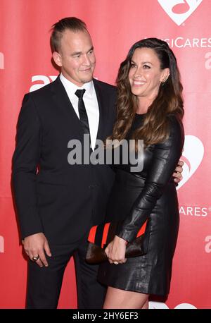 Alanis Morissette et Mario Treadway participant au Gala de la personne de l'année 2015 de MusiCares en l'honneur de Bob Dylan, au Los Angeles Convention Center de Los Angeles, en Californie. Banque D'Images