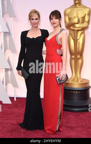 Melanie Griffith et Dakota Johnson assistent aux Oscars annuels 87th de l'Académie, qui se tiennent au Dolby Theatre de Los Angeles, aux États-Unis. Banque D'Images