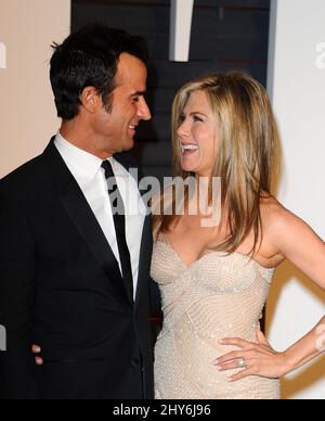 Jennifer Aniston et Justin Theroux participant au Vanity Fair Oscar Party 2015 de 2015 à Los Angeles, Californie. Banque D'Images