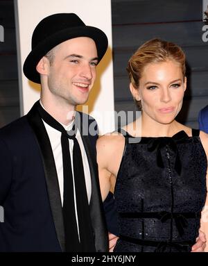 Tom Sturridge, Sienna Miller participant au Vanity Fair Oscar Party organisé par le rédacteur en chef Graydon carter au Wallis Annenberg Center for the Performing Arts à Los Angeles, Californie. Banque D'Images