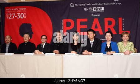 Robin Resella, Jun Miyake, Michael Cotten, Daniel Ezralow, Angela Xiaolei Tang, Wenbiao Tang, Shu Tong et Pamela Carroll en tant que Zhenjiang Media Group et Legend River Entertainment organisent une conférence de presse pour annoncer la nouvelle production théâtrale de 'Pearl' basée sur la vie de Pearl S. Buck qui s'est tenue à l'hôtel Beverly Hilton Banque D'Images