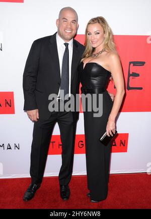 Tito Ortiz, Amber Nichole Miller participant à la première « The Gunman » de Los Angeles qui s'est tenue au Regal Cinemas L.A. En direct Banque D'Images