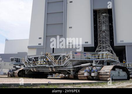 Merritt Island, États-Unis. 14th mars 2022. Le 11 mars 2022, des ingénieurs et des techniciens du Kennedy Space Center de la NASA, en Floride, ont conduit Crawler transporter-2 aux portes du bâtiment d'assemblage de véhicules (VAB). Bientôt, il va aller à l'intérieur du VAB, où il portera la fusée Artemis I Moon pour lancer le pad 39B. Crédit photo: NASA photo par Chad Siwik/UPI crédit: UPI/Alay Live News Banque D'Images