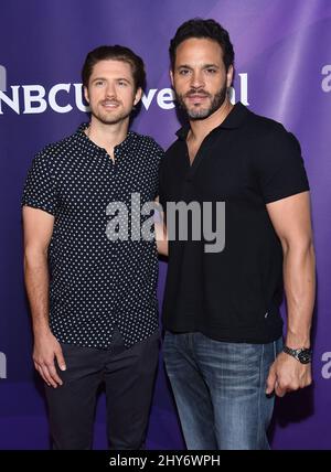 Aaron Tveit et Daniel Sunjata participant à la Journée de la presse d'été NBCUniversal à Los Angeles Banque D'Images