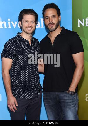 Aaron Tveit et Daniel Sunjata participant à la Journée de la presse d'été NBCUniversal à Los Angeles Banque D'Images