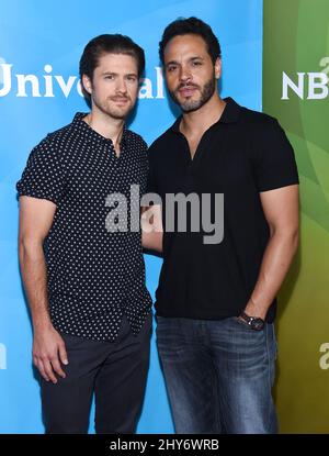 Aaron Tveit et Daniel Sunjata participant à la Journée de la presse d'été NBCUniversal à Los Angeles Banque D'Images