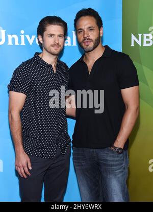 Aaron Tveit et Daniel Sunjata participant à la Journée de la presse d'été NBCUniversal à Los Angeles Banque D'Images