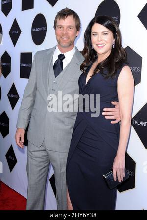 Peter Krause, Lauren Graham assister aux prix des TERRAINS de télévision 2015 - arrivées au théâtre Saban à Los Angeles, États-Unis. Banque D'Images