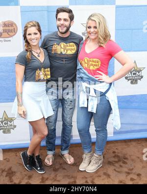 Cassadee Pope, Thomas Rhett, Lauren Alaina participant au Cracker Barrel Old Country Store Country Checkers Challenge à Arlington, Texas. Banque D'Images