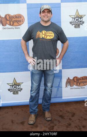Rhett Akins participant au Cracker Barrel Old Country Store Country Checkers Challenge à Arlington, Texas. Banque D'Images