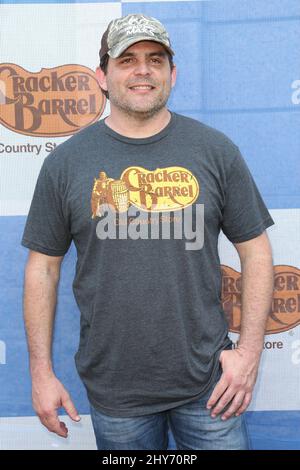 Rhett Akins participant au Cracker Barrel Old Country Store Country Checkers Challenge à Arlington, Texas. Banque D'Images