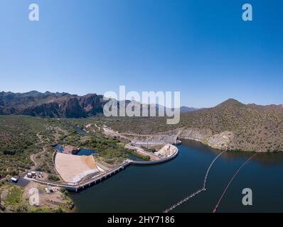 Vue aérienne du port avec des navires près des collines sous le ciel bleu clair Banque D'Images