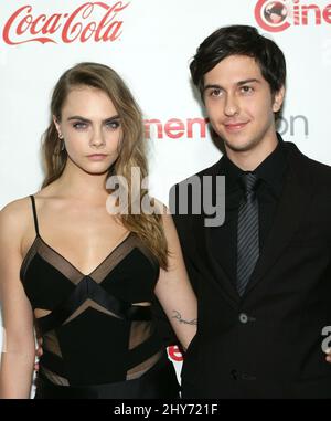 Cara Delevingne, NAT Wolff, participant aux CinemaCon Big Screen Achievement Awards 2015, au Colisée du Caesars Palace de Las Vegas, États-Unis. Banque D'Images