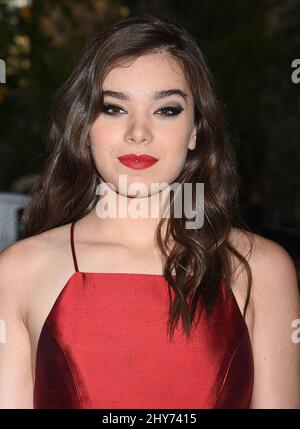 Hailee Steinfeld participant au Metropolitan Museum of Art met Gala, à New York, États-Unis. Banque D'Images