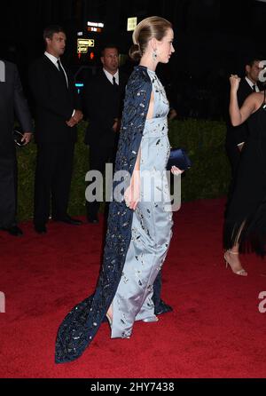 Emily Blunt participe au Metropolitan Museum of Art met Gala, à New York, aux États-Unis. Banque D'Images