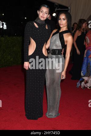 Miley Cyrus & Zoe Kravitz participant au Metropolitan Museum of Art met Gala, à New York, États-Unis. Banque D'Images