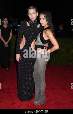 Miley Cyrus & Zoe Kravitz participant au Metropolitan Museum of Art met Gala, à New York, États-Unis. Banque D'Images