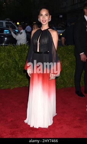 Olivia Munn participant au Metropolitan Museum of Art met Gala, à New York, États-Unis. Banque D'Images