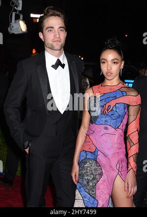 Robert Pattinson et Tahliah Debrett Barnett (brindilles FKA) participant au Metropolitan Museum of Art met Gala, à New York, États-Unis. Banque D'Images