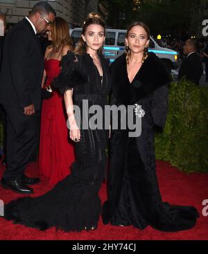 Mary-Kate Olsen et Ashley Olsen participant au Metropolitan Museum of Art met Gala, à New York, aux États-Unis. Banque D'Images
