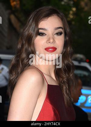 Hailee Steinfeld participant au Metropolitan Museum of Art met Gala, à New York, États-Unis. Banque D'Images