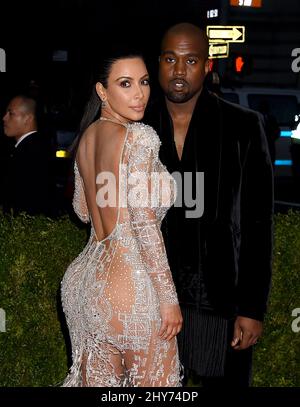 Kim Kardashian et Kanye West participant au Metropolitan Museum of Art met Gala, à New York, États-Unis. Banque D'Images