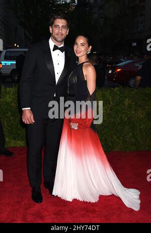 Olivia Munn et Aaron Rodgers participant au Metropolitan Museum of Art met Gala, à New York, États-Unis. Banque D'Images