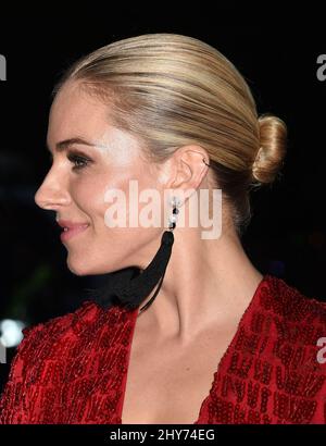 Sienna Miller participant au Metropolitan Museum of Art met Gala, à New York, États-Unis. Banque D'Images