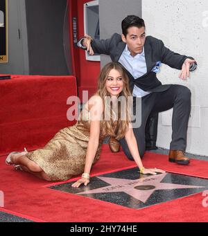 Sofia Vergara et Manolo Gonzalez lors de la cérémonie hollywoodienne de Sofia Vergara à Hollywood, Los Angeles. Banque D'Images