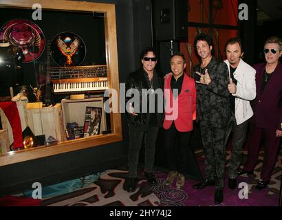 Neal Schon, Arnel Pineda, Deen Castronovo, Jonathan Cain, Ross V as Journey et Neal Schon dévoilent des souvenirs au Hard Rock Hotel & Casino de Las Vegas. Banque D'Images