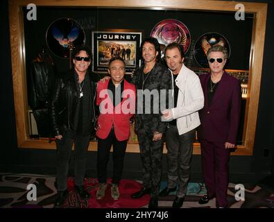 Neal Schon, Arnel Pineda, Deen Castronovo, Jonathan Cain, Ross V as Journey et Neal Schon dévoilent des souvenirs au Hard Rock Hotel & Casino de Las Vegas. Banque D'Images