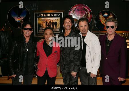 Neal Schon, Arnel Pineda, Deen Castronovo, Jonathan Cain, Ross V as Journey et Neal Schon dévoilent des souvenirs au Hard Rock Hotel & Casino de Las Vegas. Banque D'Images