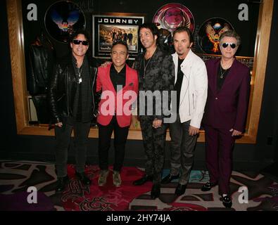 Neal Schon, Arnel Pineda, Deen Castronovo, Jonathan Cain, Ross V as Journey et Neal Schon dévoilent des souvenirs au Hard Rock Hotel & Casino de Las Vegas. Banque D'Images