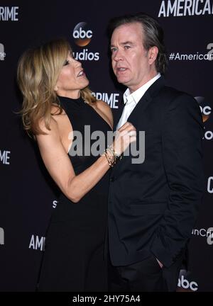 Timothy Hutton et Felicity Huffman assistent à l'American crime ATAS Event qui a eu lieu à l'étape 6 de Walt Disney Studios à Los Angeles, en Californie. Banque D'Images