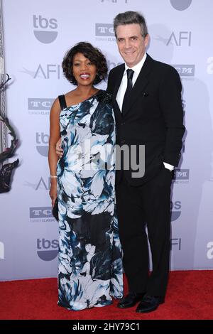 Alfre Woodard, Roderick Spencer participant au Gala du prix de la réussite de la vie de l'AFI en hommage à Steve Martin Banque D'Images