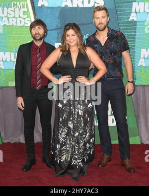 Dave Haywood, Hillary Scott, Charles Kelley, Lady Antebellum participant aux CMT Music Awards 2015 Banque D'Images
