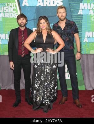 Dave Haywood, Hillary Scott, Charles Kelley, Lady Antebellum participant aux CMT Music Awards 2015 Banque D'Images