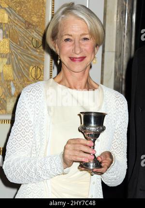 Helen Mirren assiste à une photocall honorant son rôle dans « Woman in Gold » à la Neue Galerie à New York. Banque D'Images