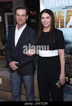 Peter Krause & Lauren Graham arrive pour la première du film pour Warner Bros. Et Metro-Goldwyn-Mayer Pictures 'Max' au théâtre égyptien, Hollywood, Los Angeles. Banque D'Images