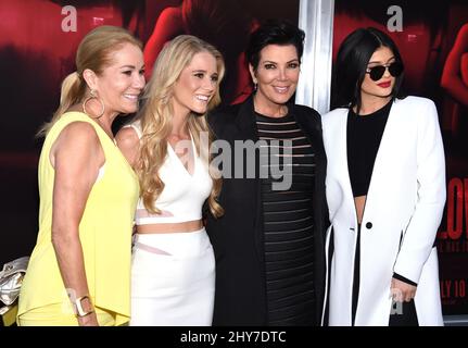 Kathie Lee Gifford, Cassidy Gifford, Kris Jenner et Kylie Jenner arrivent pour la première de Gilows qui a eu lieu à l'école secondaire de Hollywood, à Los Angeles. Banque D'Images