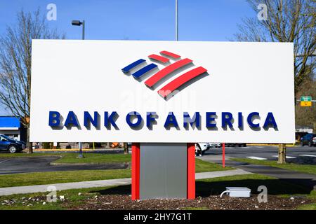 Redmond, WA, États-Unis - Marcch 13, 2022; Bank of America signe avec le logo à la succursale de Redmond Way dans la banlieue de Seattle de Redmond. Banque D'Images