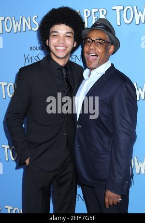 Le juge Smith et Giancarlo Esposito assistent à la première de Paper Towns à New York. Banque D'Images