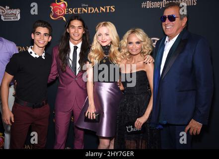 Cameron Boyce, BooBoo Stewart, Dove Cameron, Kristin Chenoweth et assister à la première des descendants à Burbank, Californie. Banque D'Images