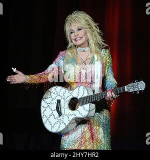 Dolly Parton se présentant en direct lors de son concert « pur et simple » qui s'est tenu au Ryman Auditorium de Nashville, Tennessee. Banque D'Images