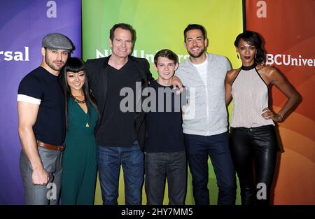 Ryan Guzman, Kiki Sukezane, Jack Coleman, Robbie Kay, Zachary Levi et Judi Shekoni assistant à l'événement NBCUniversal - TCA d'été 2015 qui se tient à l'hôtel Beverly Hilton Banque D'Images