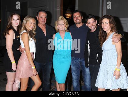 Camryn Grimes, Melissa Ordway, Eric Braeden, Melody Thomas Scott, Joshua Morrow, Robert Adamson et Amelia Heinle assistent à l'événement du club de fans « The Young and the restless » Banque D'Images