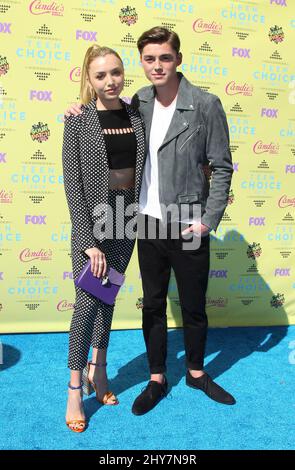 Peyton List et Spencer List arrivent pour les prix Teen Choice au Galen Centre le dimanche 16 août 2015, à Los Angeles. Banque D'Images